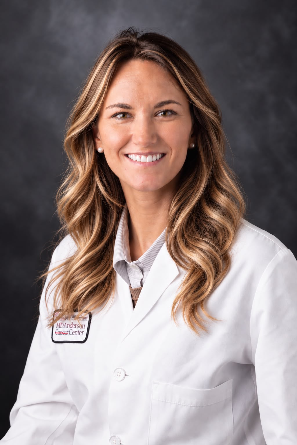Belén Navarro-Rubio con bata clínica en MD Anderson Cancer Center